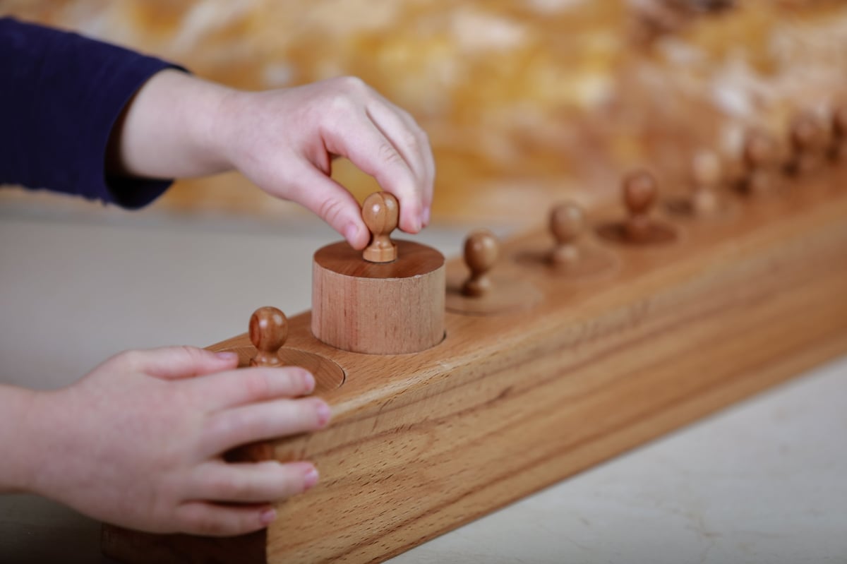 Material sensorial Montessori de bloques cilíndricos de madera azul
