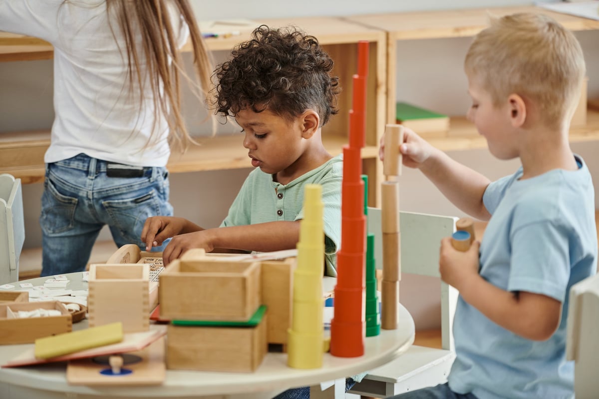 Grupo diverso de niños explorando materiales didácticos