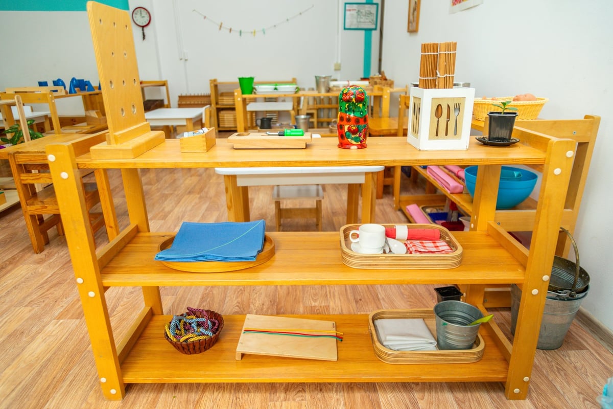 Aula Montessori con materiales educativos de madera organizados